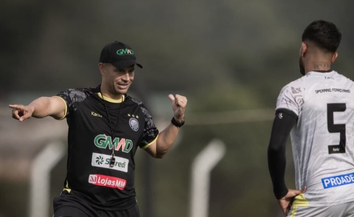 Alex, ex-Flamengo, em treino do Operário