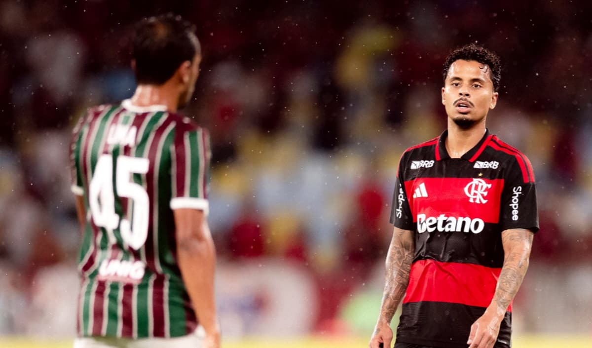 Allan, do Flamengo, em jogo do Fluminense; Lima na sua frente