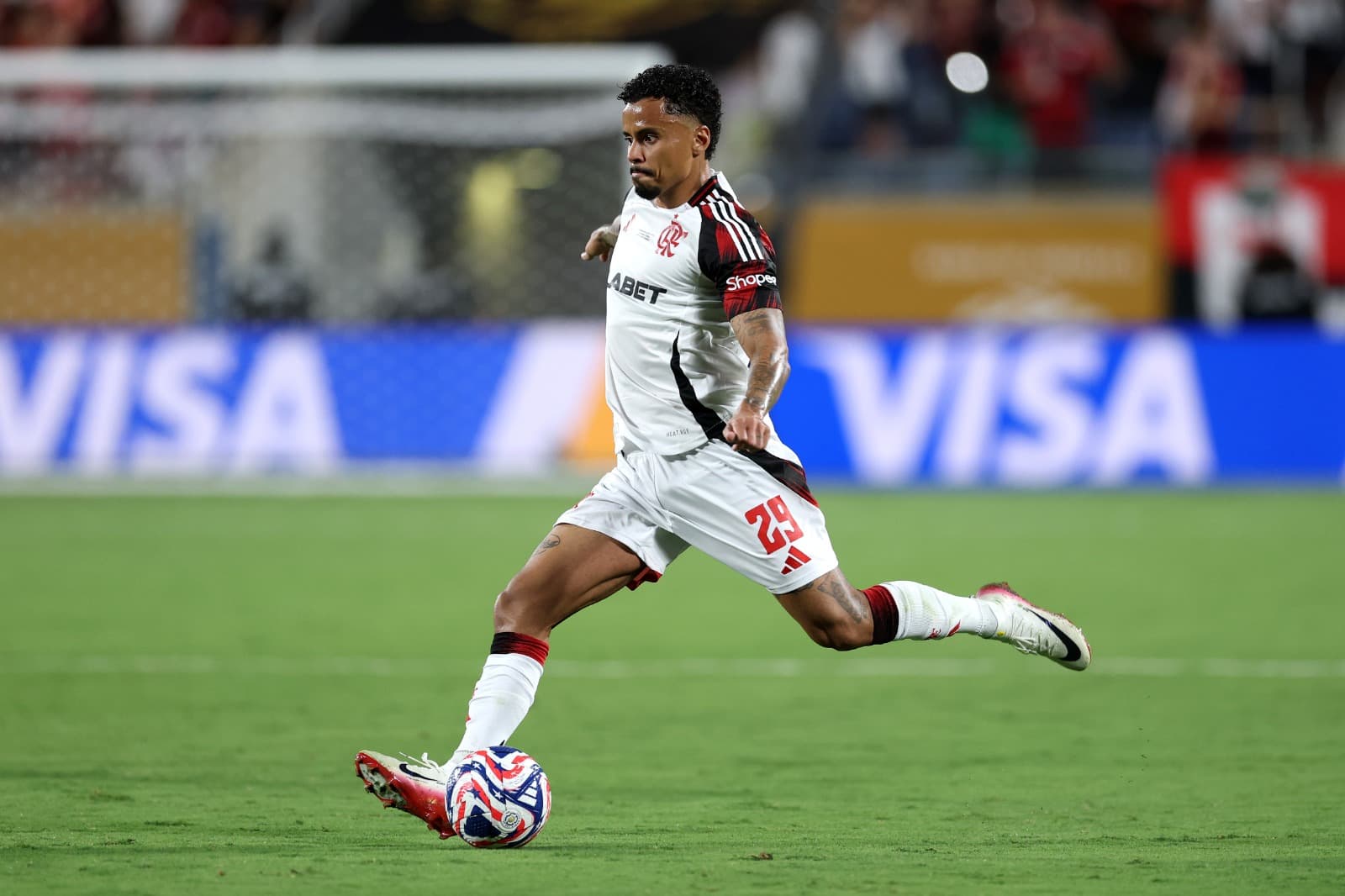 Allan, número 29 do CR Flamengo, durante a partida do Grupo D da Copa do Mundo de Clubes da FIFA 2025 entre Los Angeles Football Club e CR Flamengo, no Camping World Stadium, em 24 de junho de 2025, em Orlando, Flórida.