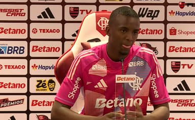 Andrew, novo goleiro do Flamengo, em entrevista coletiva