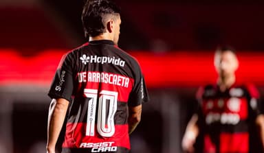 Arrascaeta com a camisa 10 do Flamengo contra o São Paulo