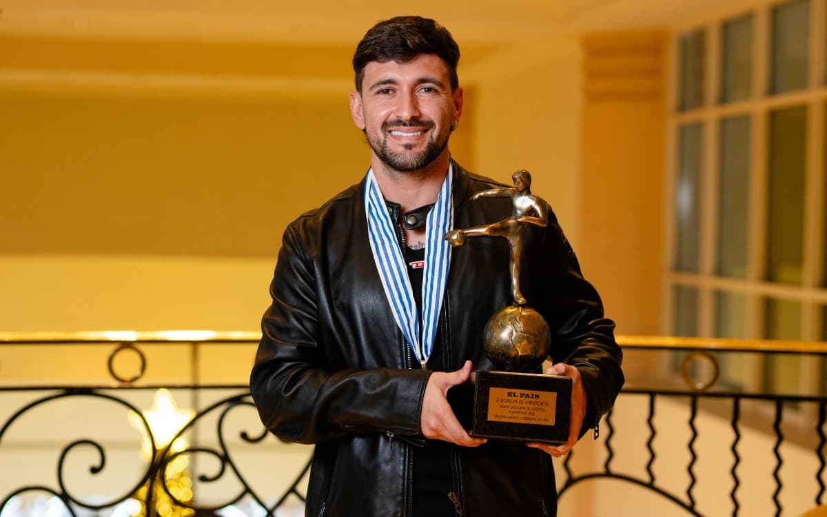 Arrascaeta com o troféu de Rei da América