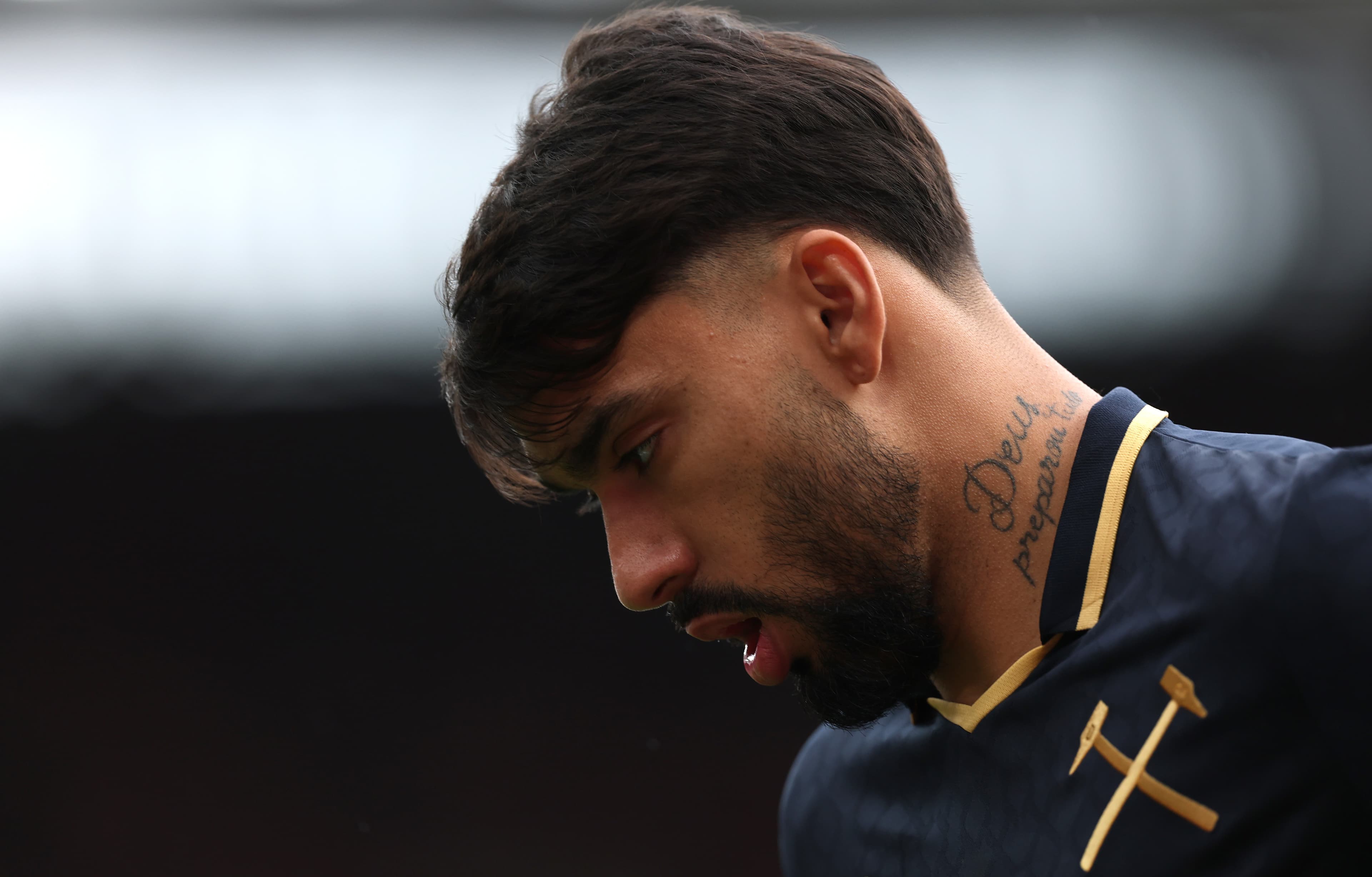 Lucas Paquetá de cabeça baixa durante jogo do West Ham na Premier League