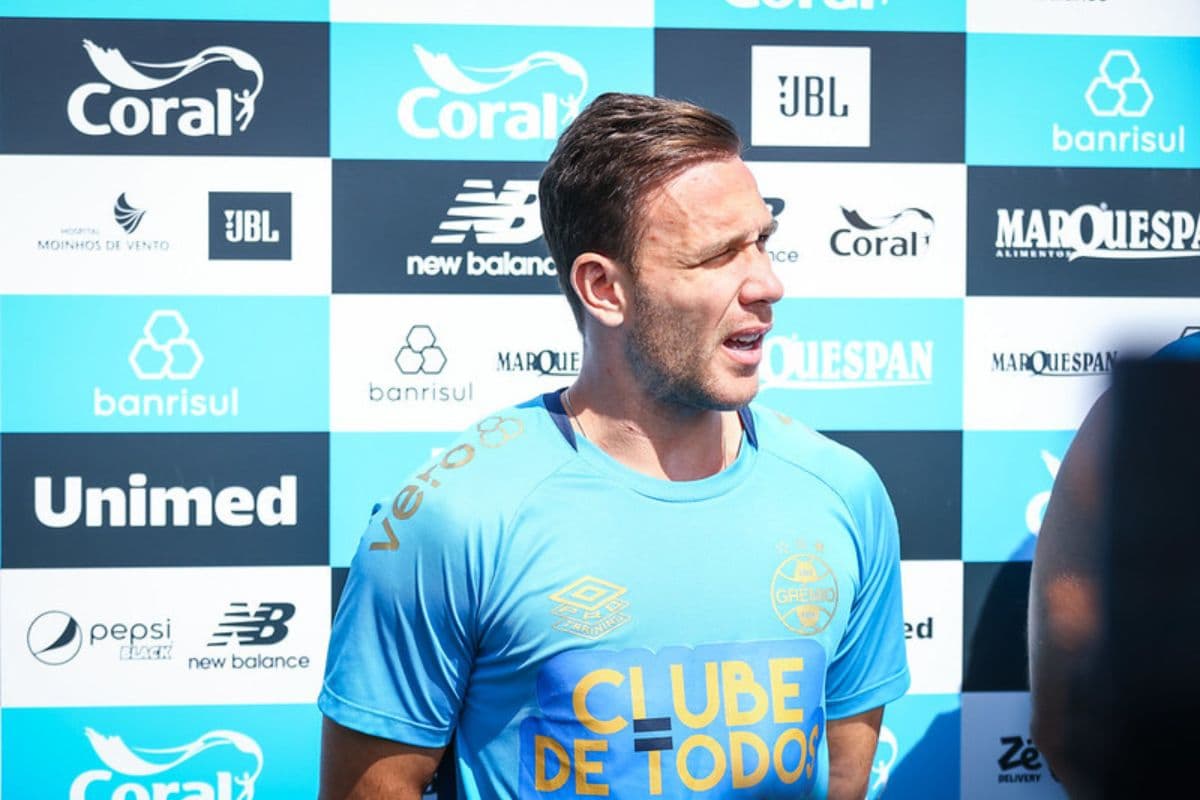 Arthur, volante do Grêmio