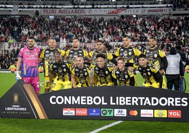 Deportivo Táchira perfilado antes de jogo da Libertadores no Monumental de Nuñez