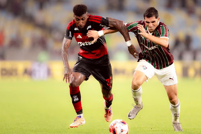 Emerson Royal e Kelvin Serna disputam a bola no FlaxFlu no Maracanã