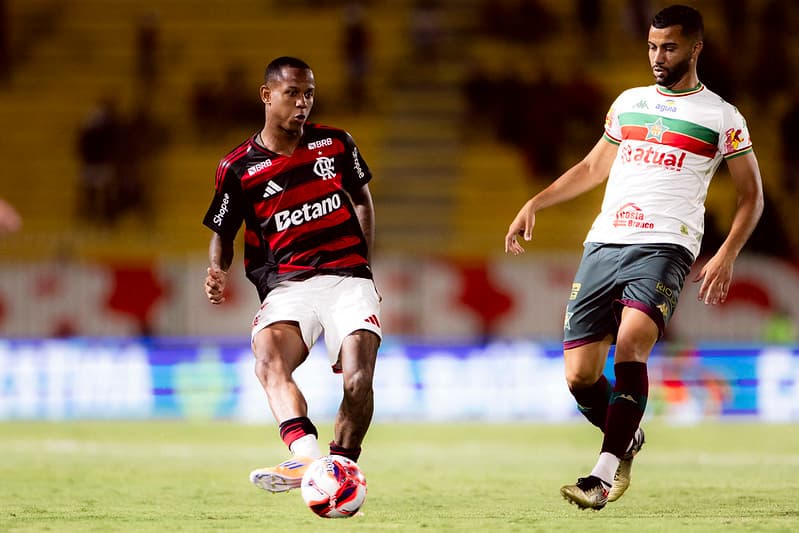 Wallace Yan faz passe enquanto é marcado por jogador da Portuguesa