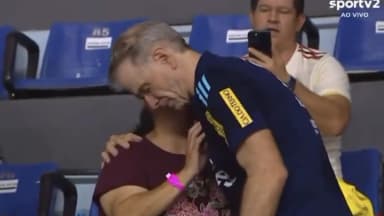 Bernardinho abraça torcedora com deficiência visual após Sesc Flamengo vencer o Praia Clube