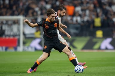 Breno Bidon (E) do Corinthians disputa a bola com Matias Viña do Flamengo durante partida entre Corinthians e Flamengo pelo Brasileirão 2025 na Arena Neo Química em 28 de setembro de 2025 em São Paulo, Brasil.