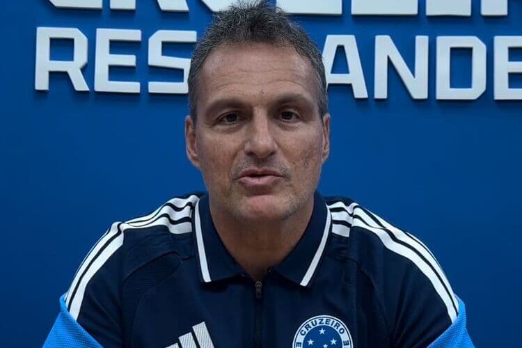 Bruno Spindel com a camisa do Cruzeiro