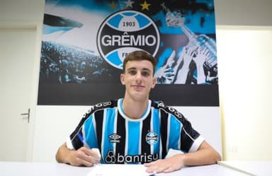 Bruno Zortea assinando contrato com o Grêmio