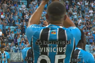Carlos Vinícius, do Grêmio, comemora gol