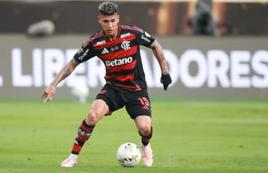 Jorge Carrascal, do Flamengo, controla a bola durante a final da Copa Conmebol Libertadores de 2025, no Estádio Monumental, em 29 de novembro de 2025, em Lima, Peru.