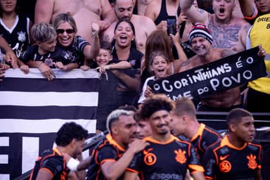Jogadores e torcida do Corinthians comemoral gol marccado pelo time na na Neo Química Arena