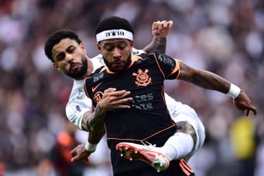 Memphis Depay em jogo do Corinthians contra o Bahia