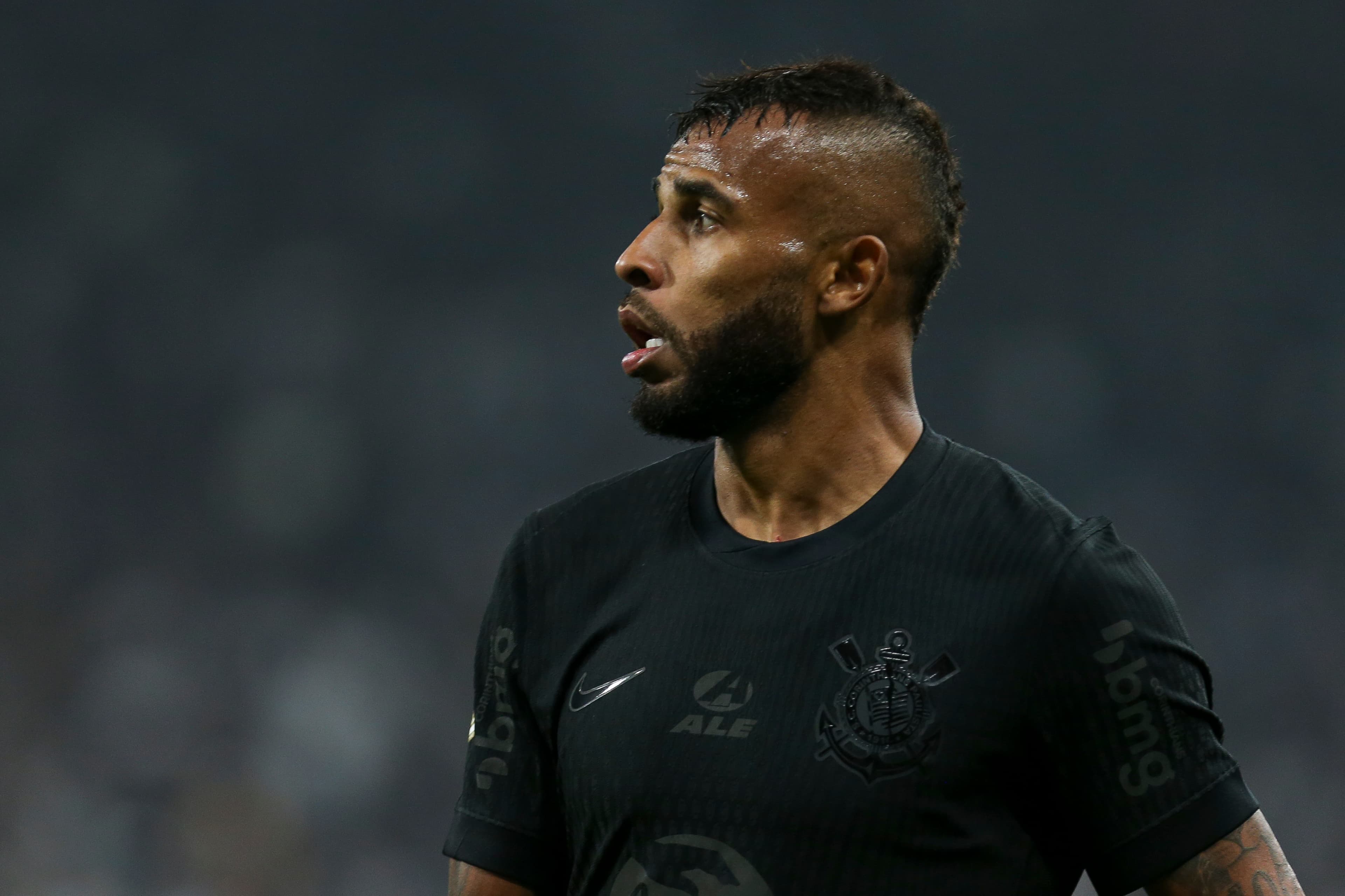Alex Santana com a camisa do Corinthians durante um duelo com o Criciuma no Brasileirão de 2024