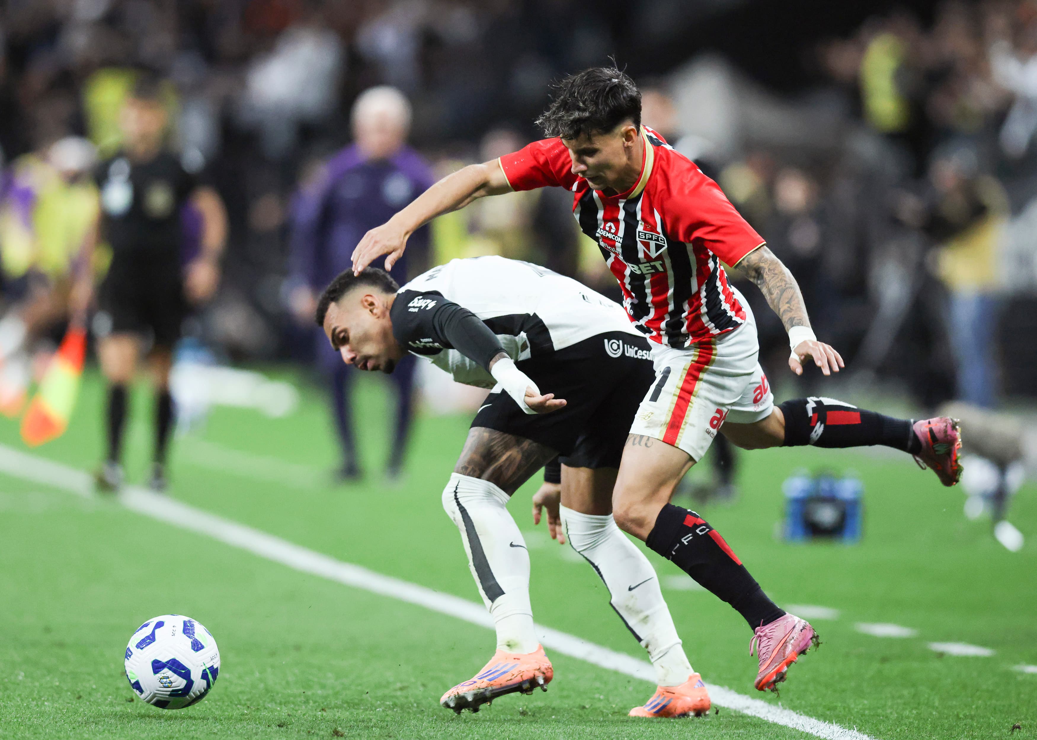 Matheuzinho e Ferreira em dividida durante clássico entre Corinthians e São Paulo