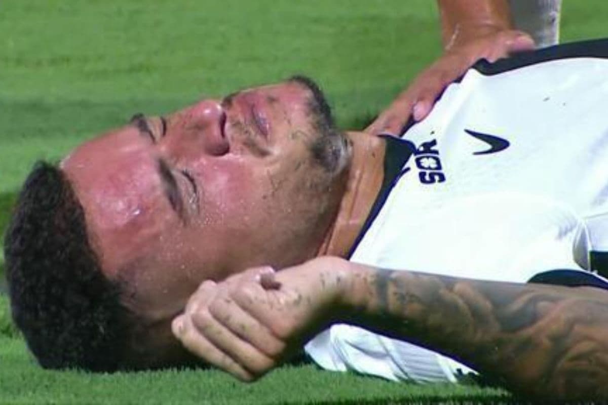 Coutinho caído após marcar gol do Vasco contra o Mirassol