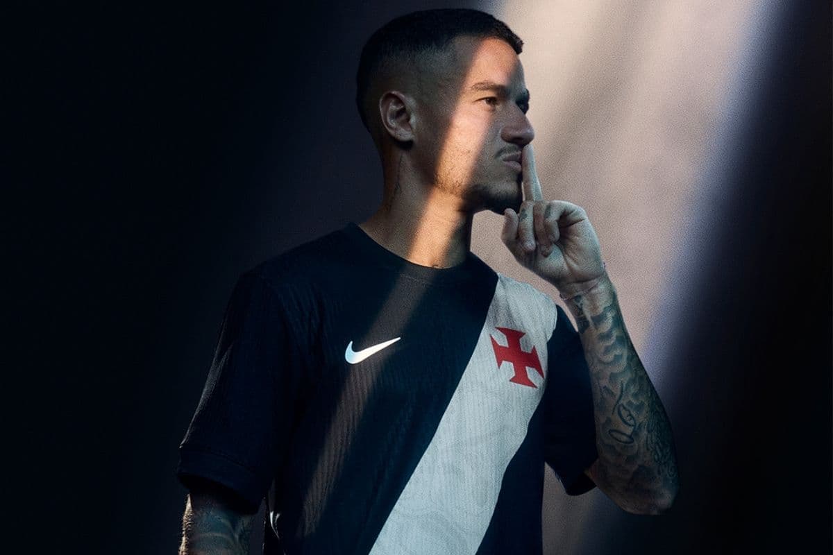 Coutinho com o novo uniforme do Vasco