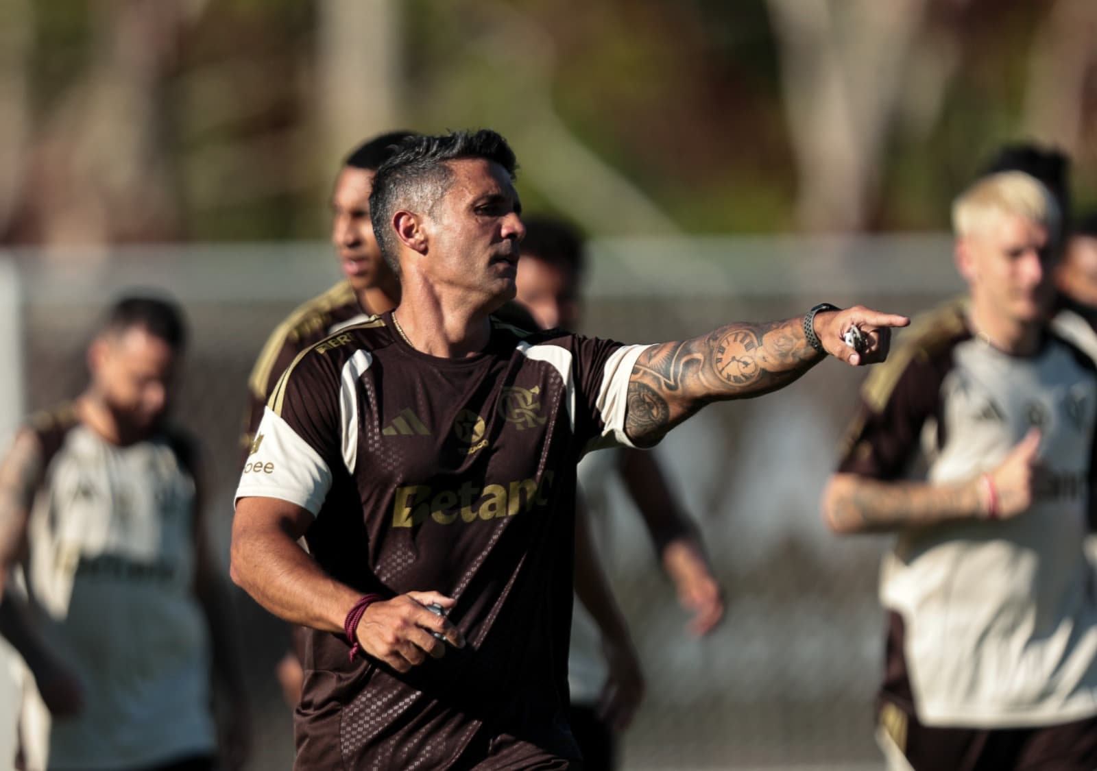 Diogo Linhares dá instruções durante treino do Flamengo