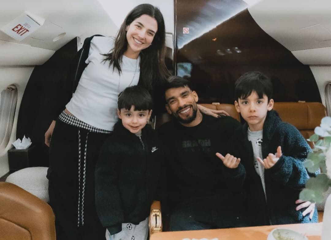 Duda Fournier e Lucas Paquetá na chegada ao Rio