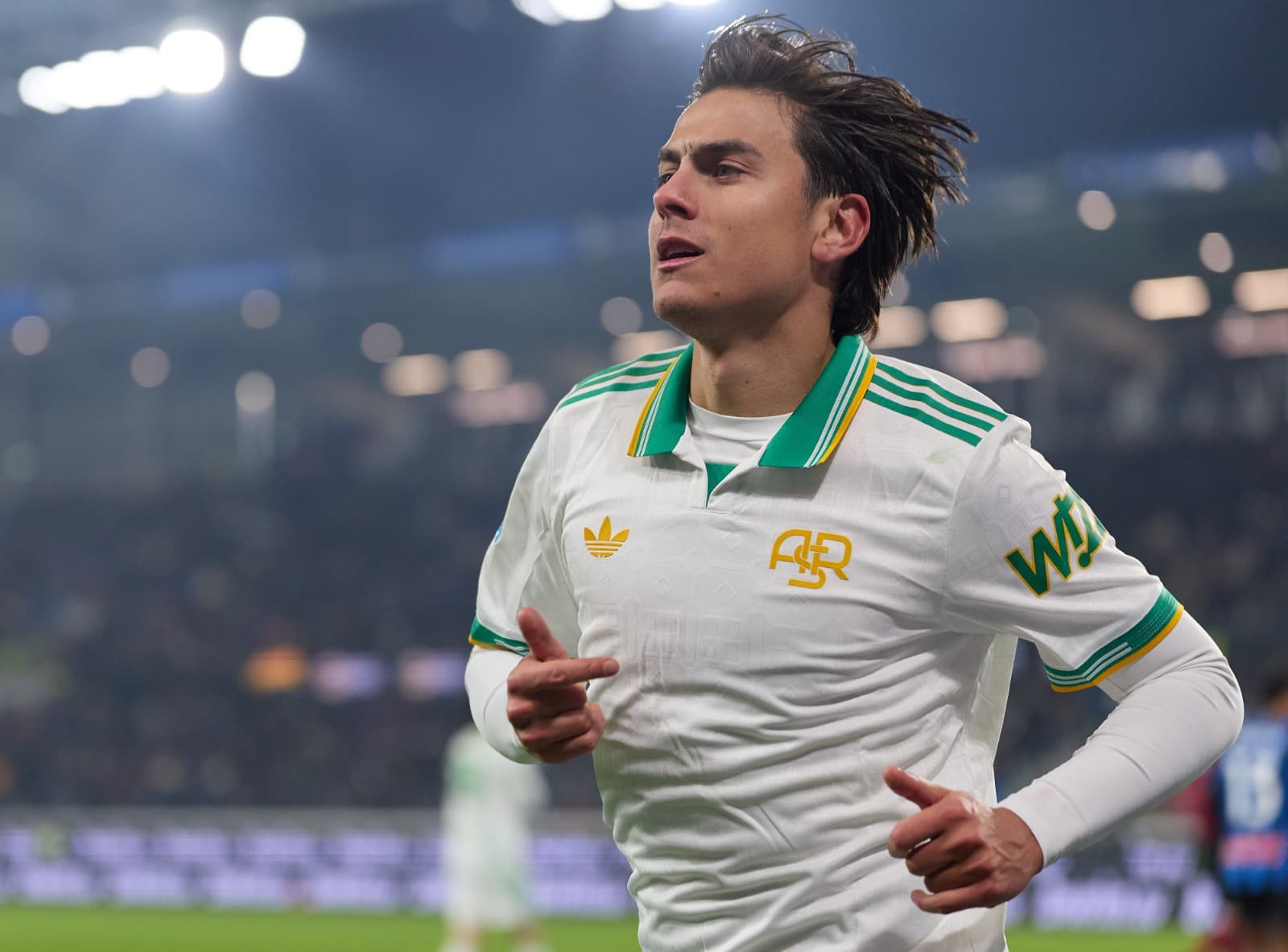 Paulo Dybala, da AS Roma, observa durante a partida da Série A entre Atalanta BC e AS Roma na New Balance Arena, em 3 de janeiro de 2026, em Bergamo, Itália.