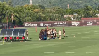 Elenco do Flamengo recebendo Vitão com trote