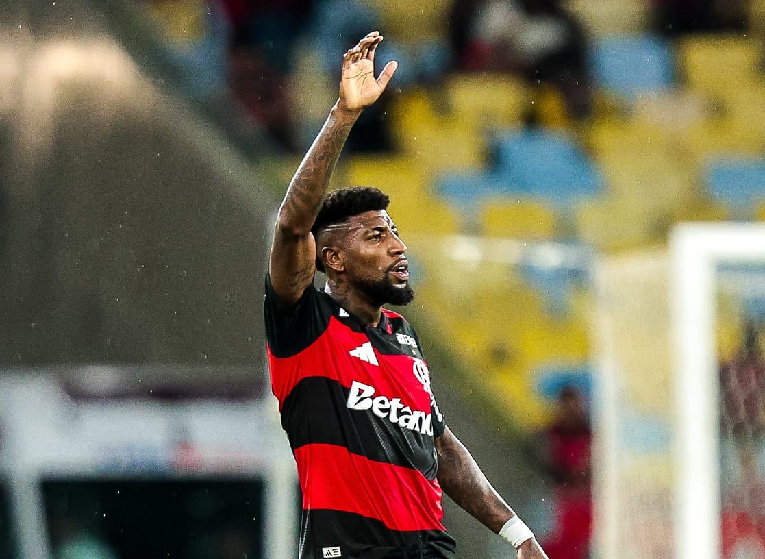 Emerson Royal reage durante Flamengo x Fluminense no Maracanã