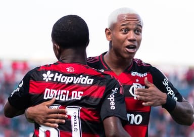 Wallace Yan abraça Douglas Telles durante Flamengo x Mirassol