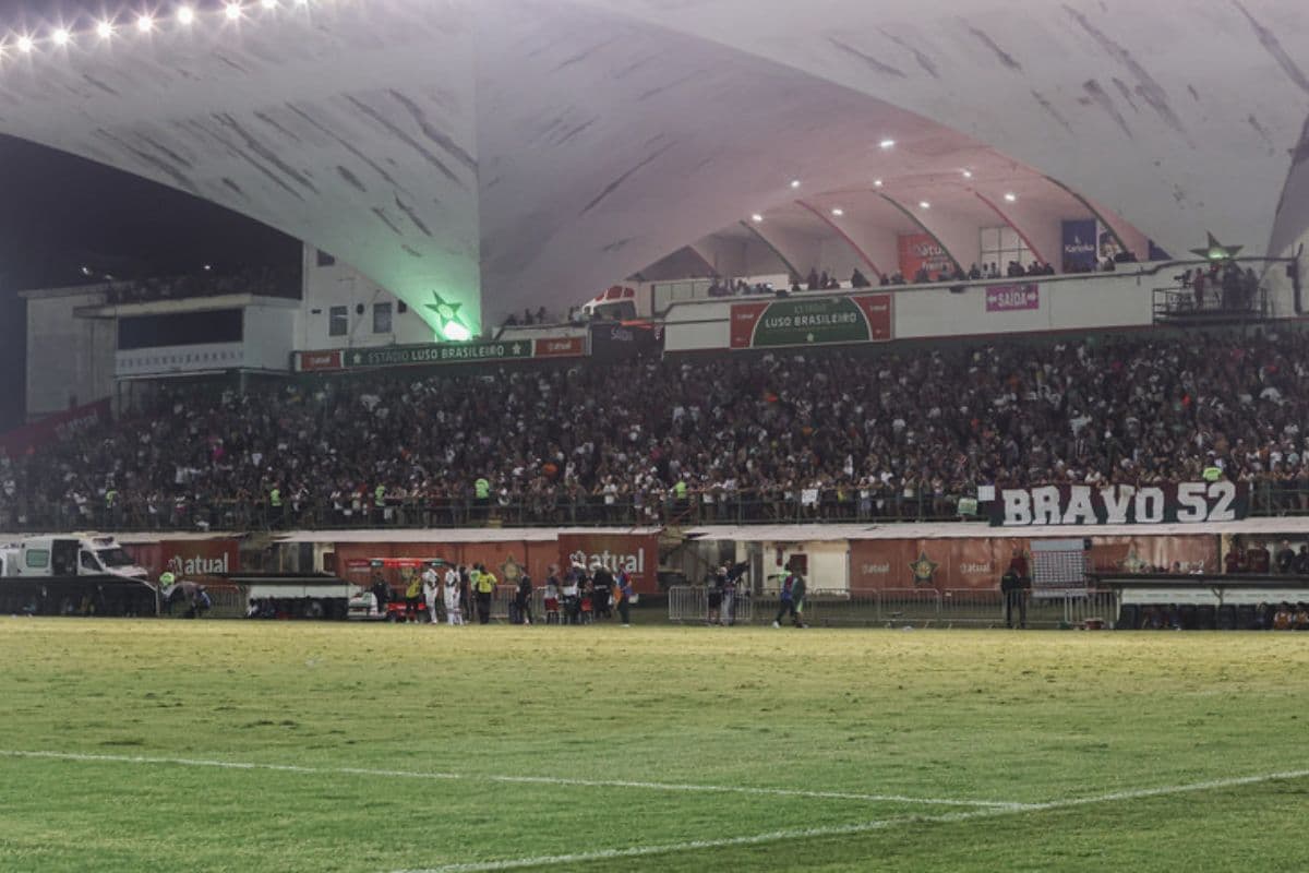 Torcida do Fluminense no estádio Luso Brasileiro