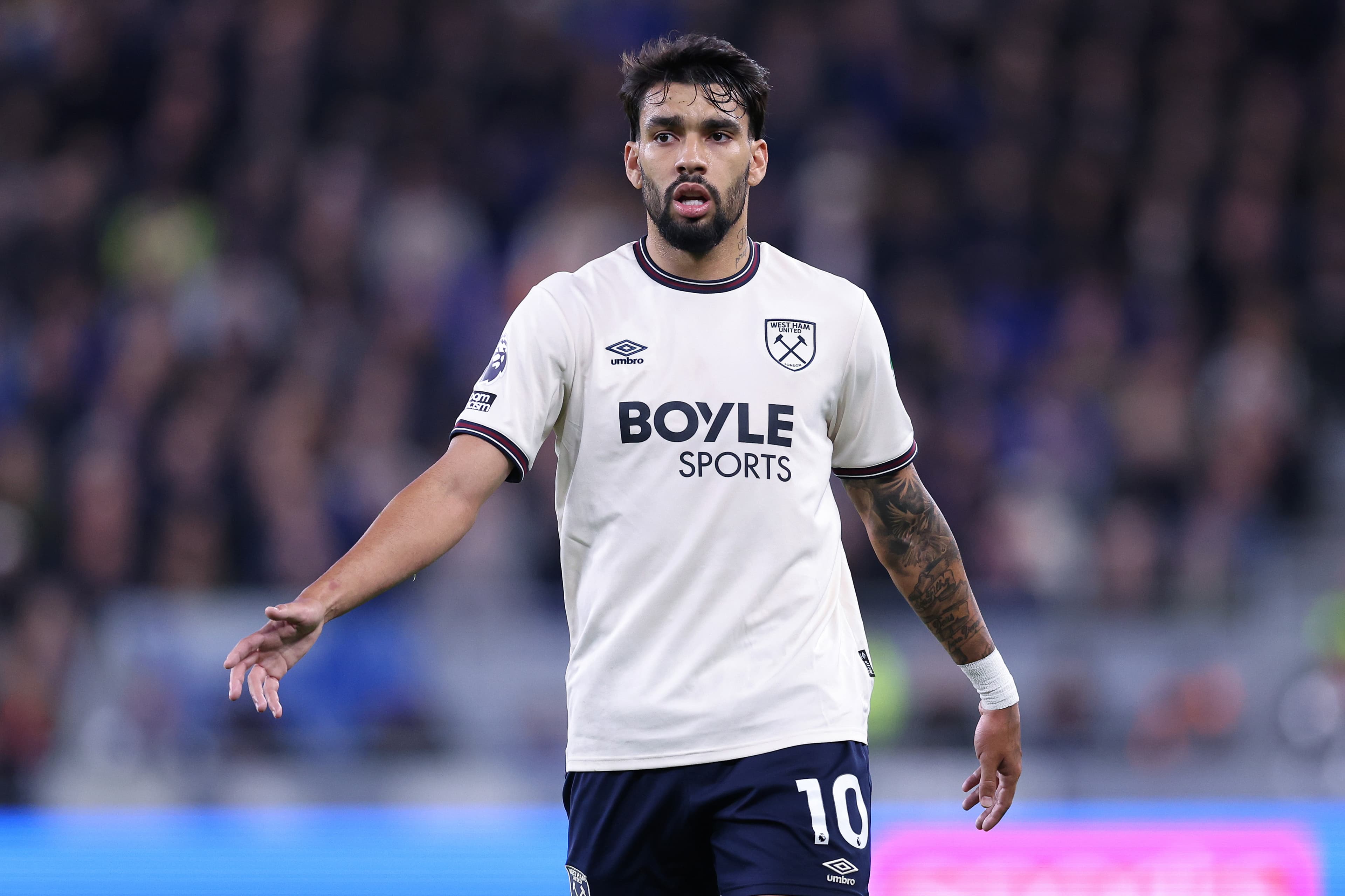 Lucas Paquetá em campo pelo West Ham
