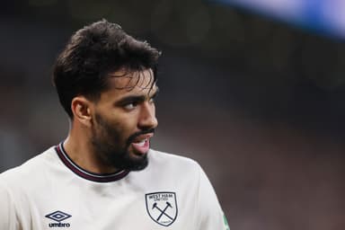 Lucas Paquetá com expressão de cansaço em campo pelo West Ham