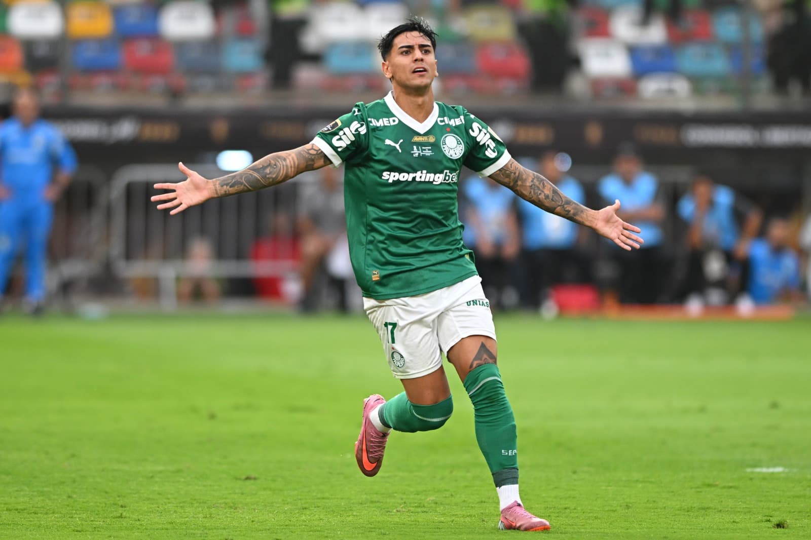 Facundo Torres, do Palmeiras, reage durante a final da Copa CONMEBOL Libertadores de 2025 entre Palmeiras e Flamengo, no Estádio Monumental, em 29 de novembro de 2025, em Lima, Peru.