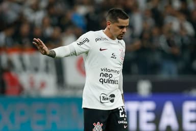 Fagner gesticula pedindo desculpas durante jogo do Corinthians em 2023