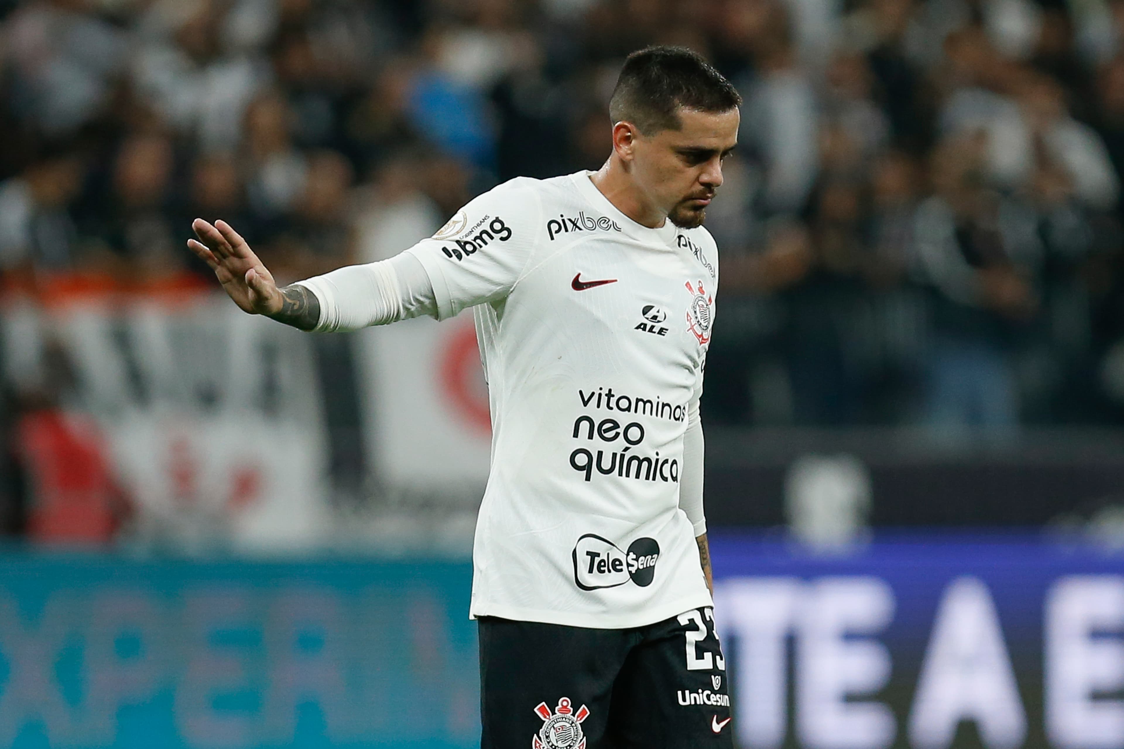 Fagner gesticula pedindo desculpas durante jogo do Corinthians em 2023