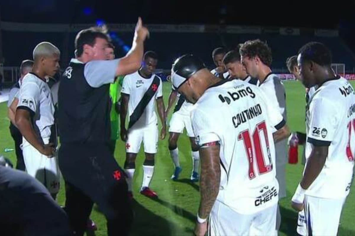 Fernando Diniz reclama com jogadores do Vasco