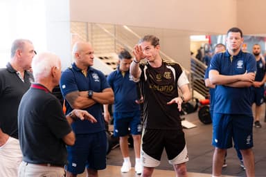 Filipe Luís fala com alunos da CBF Academy na academia do Ninho do Urubu