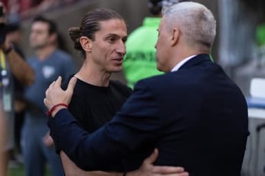 Filipe Luís e Crespo se cumprimentando