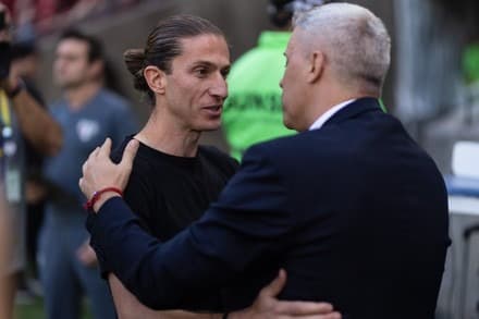 Filipe Luís e Crespo se cumprimentando