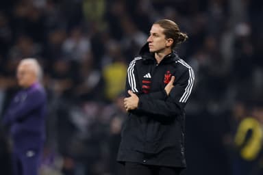 Filipe Luís, técnico do Flamengo, observa durante uma partida entre Corinthians e Flamengo pelo Brasileirão 2025 na Arena Neo Química em 28 de setembro de 2025 em São Paulo, Brasil.