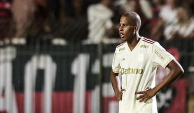 Flamengo em jogo contra o Volta Redonda no Raulino de Oliveira