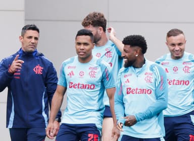 Diogo Linhares ao lado de Léo Pereira, Alex Sandro, Royal e Cebolinha