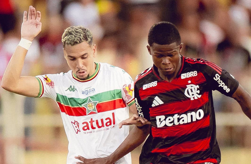 Douglas Telles disputa a bola com jogador da Portuguesa