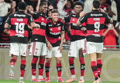 Plata, Evertton Araújo, Carrascal, Vitão e Pedro comemoram gol do colombiano em Flamengo x Vasco