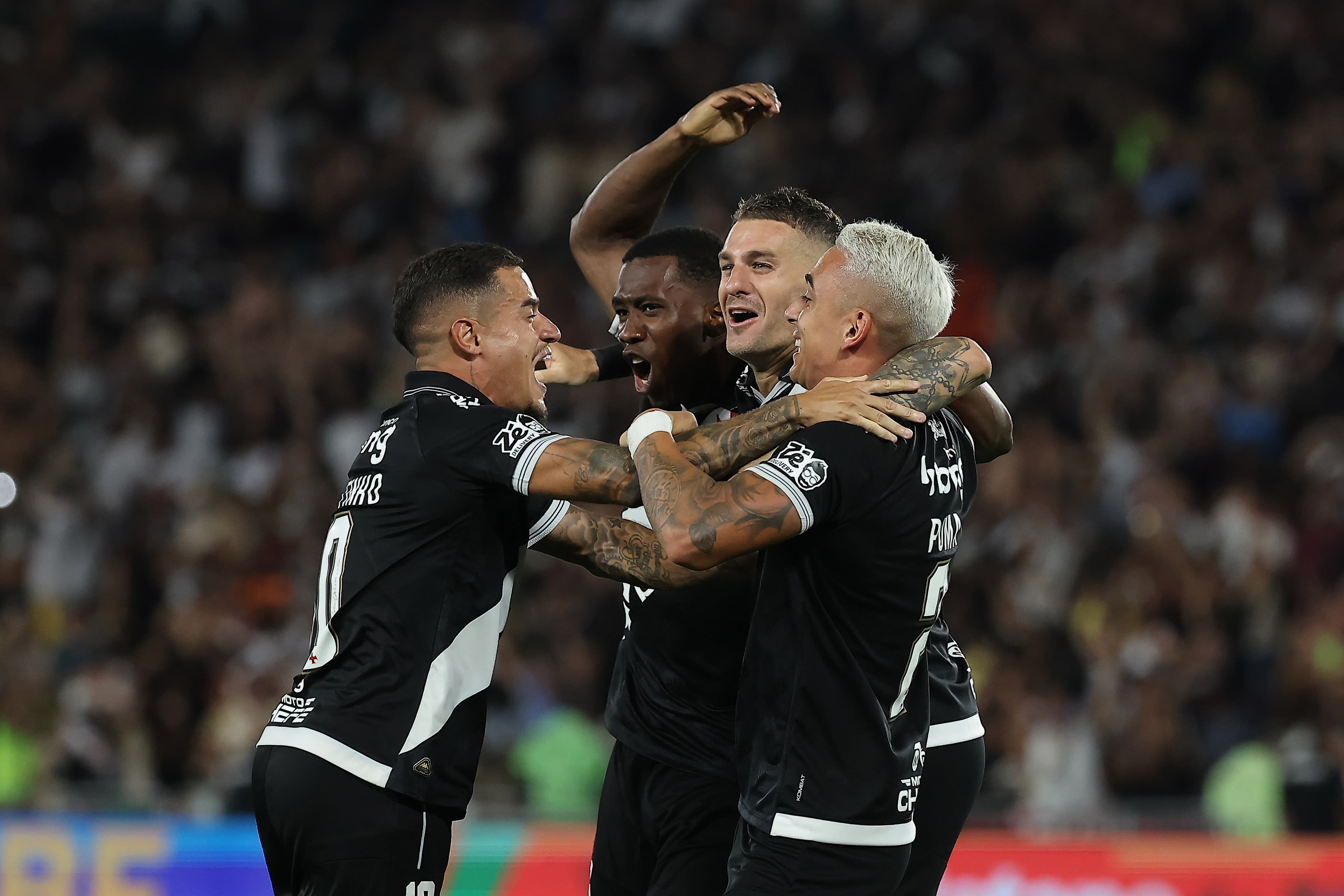 Jogadores do Vasco se abraçam e comemoram gol