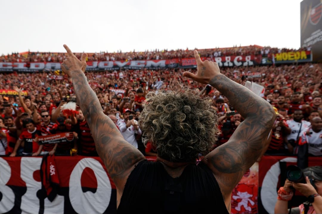 Gabigol comemora com torcida do Flamengo