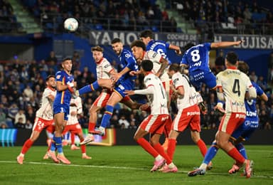 Disputa pelo alto na área em Getafe x Girona, pela La Liga.