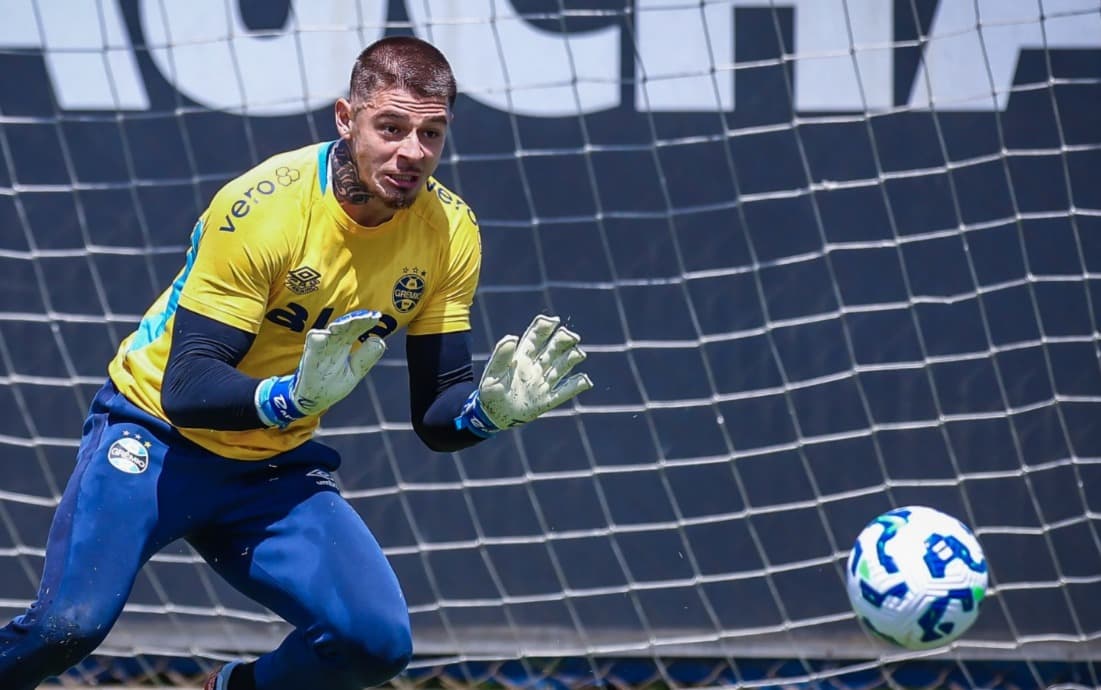 Goleiro Jorge em treino pelo Grêmio antes de ser emprestado ao Ceará na reformulação do elenco