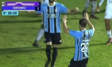 Arthur, do Grêmio, comemora gol contra Avenida