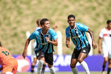 Grêmi vence o Atlético-BA na Copinha; jogadores comemoram gol marcado